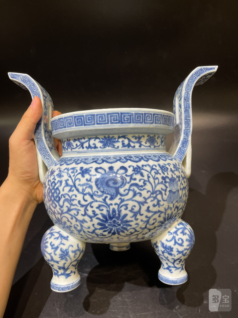 清 青花莲托八宝纹朝冠耳炉 - 图9